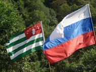 Флаги России и Абхазии