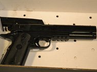 Пистолет мальчика в Кливленде, переделанный по образцу полуавтоматического