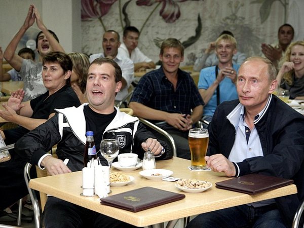 Путин и Медведев в баре