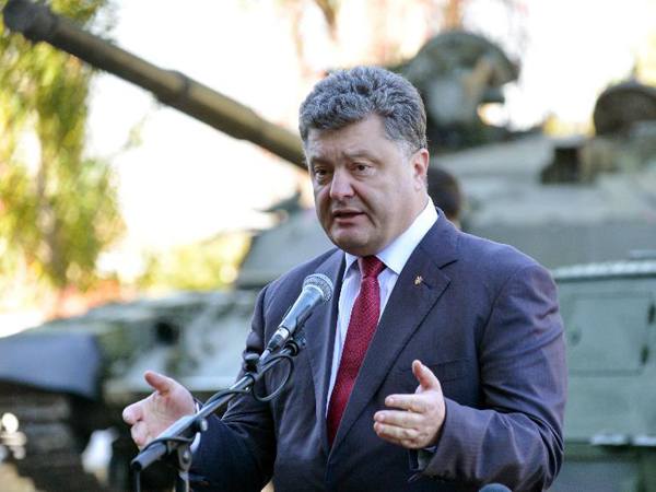 Петр Порошенко на фоне танка