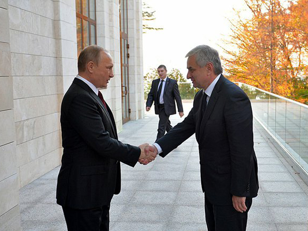 Владимир Путин и Рауль Хаджимба в Сочи