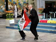 Неизвестный с флагом Мексики на церемонии вручения Премии мира