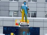 Раскрашенный памятник Ленину в Новосибирске