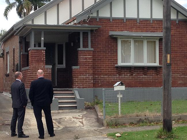 Детективы рядом с домом убитого террориста Мэна Харона Мониса