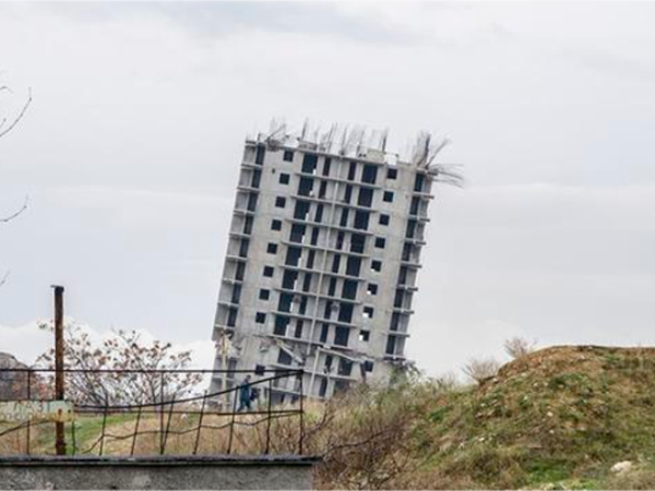 Дважды взорванный шестнадцатиэтажный дом в центре Севастополя