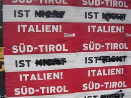 "Южный Тироль - это (не) Италия". Плакат в городе Мерано