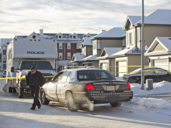 Полиция Эдмонтона возле дома, где были найдены семь тел