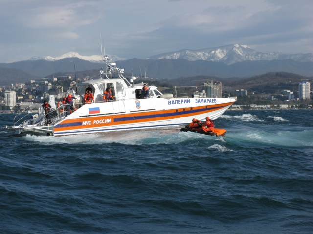 Спасатели МЧС в море