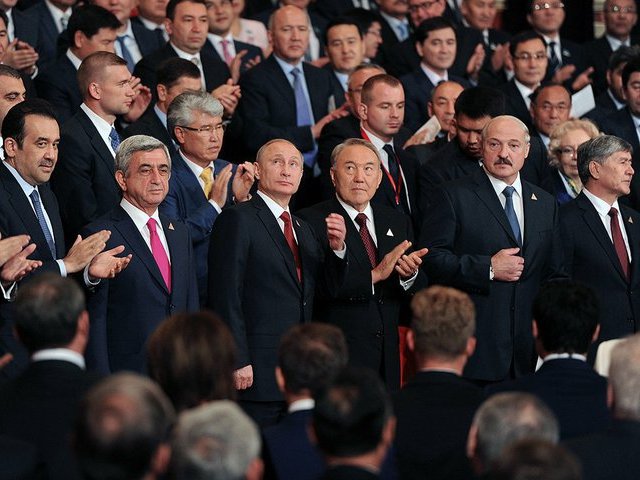Участники заседания Высшего Евразийского экономического совета на праздничном концерте в «Астана-опера». Май 2014 г. Фото: пресс-служба Президента РФ