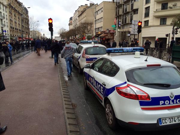 Рядом с местом захвата заложников на востоке Парижа