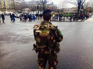 Солдат рядом с местом захвата заложников на востоке Парижа
