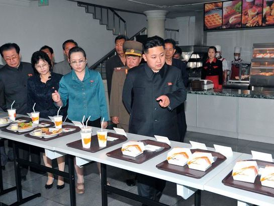 Ким Чен Ын оценивает северокорейский фастфуд