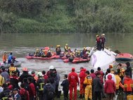 Спасатели на месте крушения самолета на Тайване