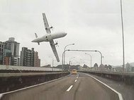 В Тайване пассажирский самолет столкнулся с мостом и упал в реку