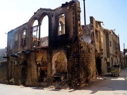 Хомс. Частично разрушенное историческое здание в Старом городе
