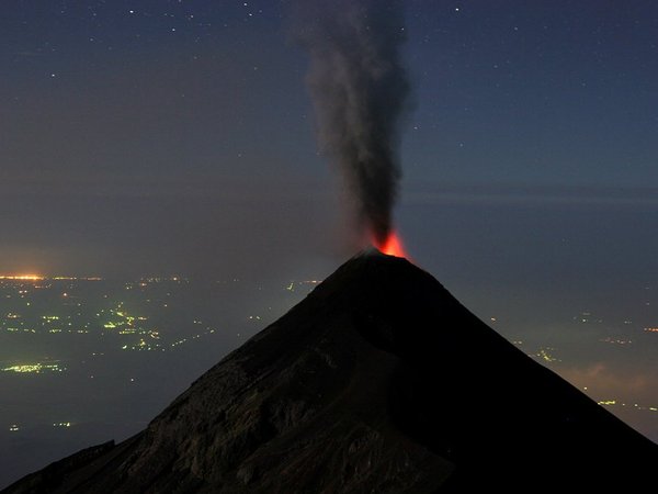 Извержение вулкана Фуэго в Гватемале