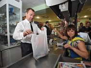 Дмитрий Медведев в супермаркете