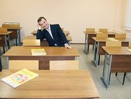 Дмитрий Медведев за партой