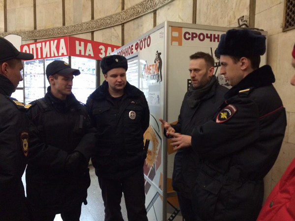 Алексей Навальный в окружении сотрудников полиции
