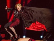 Мадонна во время выступления в Лондоне