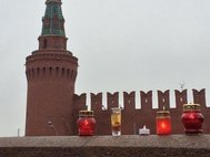 Свечи в память Бориса Немцова на Большом Москворецком мосту