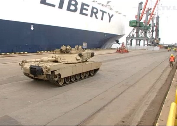 Прибытие танков и бронемашин из США в Рижский порт.