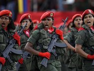 Женский батальон армии Венесуэлы на параде в Каракасе
