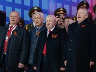 Лидеры парламентских фракций исполняют гимн России