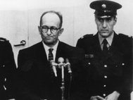 Захваченный израильтянами в Буэнос-Айресе Адольф Эйхман на скамье подсудимых в Иерусалиме