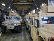 Войсковые автомобили Humvee, поставленные на Украину из США