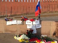 Восстановленный мемориал на месте убийства Бориса НЕмцова