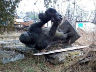 Разрушенный памятник советскому воину-освободителю