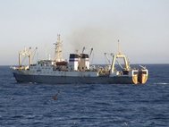 Рыболовный траулер в Охотском море