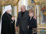 Александр Лукашенко с сыном в Минском Свято-Духовом кафедральном соборе