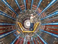 Рабочий внутри Большого адронного коллайдера