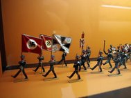 Игрушечные солдатики-"нацисты" в "Детском мире"