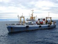 Рыболовный траулер в Охотском море