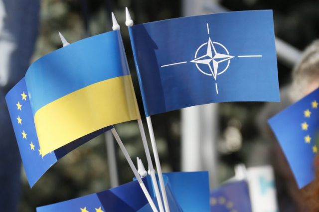 Флаги Украины и НАТО