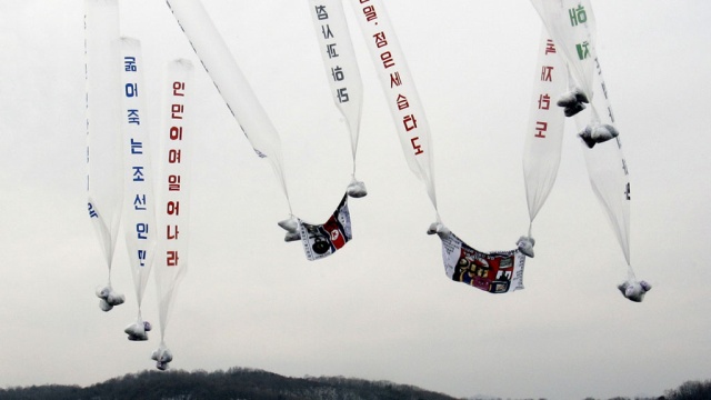 Южнокорейские активисты запустили воздушные шары в КНДР