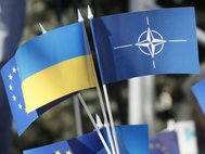 Флаги Украины и НАТО