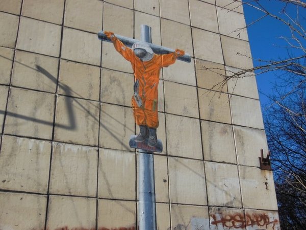 Граффити с распятым Гагариным в Перми
