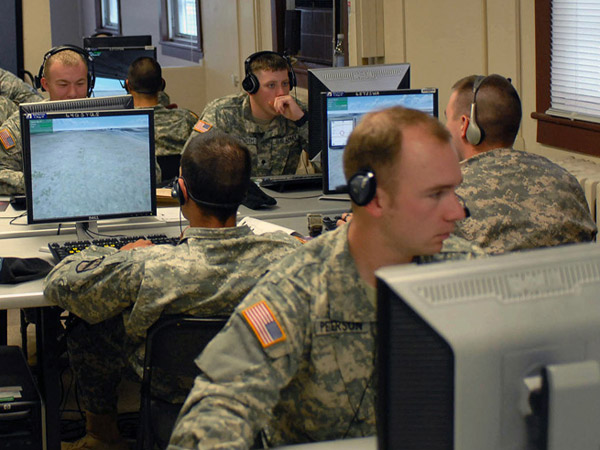 Веннослужащие армии США за компьютерами
