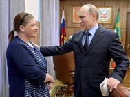 Владимир Путин и жительница Хакасии Надежда Макарова
