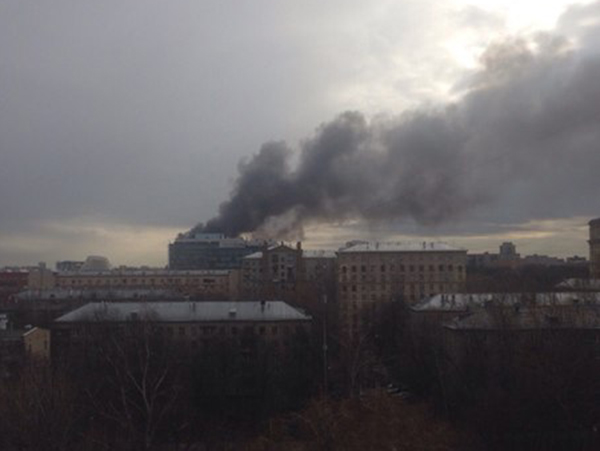 Дым от пожара на севере Москвы