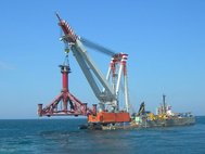 Установка опорного основания платформы на дно в Каспийском море