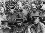 9 июня 1944 г. Олег Радченко во втором ряду, в  центре. Фото прислано составителям Соломоном Коганом