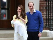 Кейт Миддлтон и принц Уильям с новорожденной