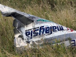 Обломок самолета Boeing-777, сбитого над Донбассом