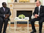 Президент России Владимир Путин и президент Зимбабве Роберт Мугабе