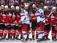 Хоккеисты сборных Канады и России после финального матча ЧМ 2015